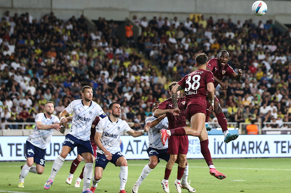 Hatayspor - Fenerbahçe maçında Galatasaray taraftarı sahaya indi