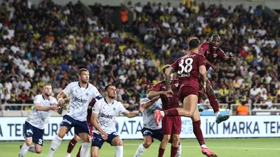 Hatayspor - Fenerbahçe maçında Galatasaray taraftarı sahaya indi