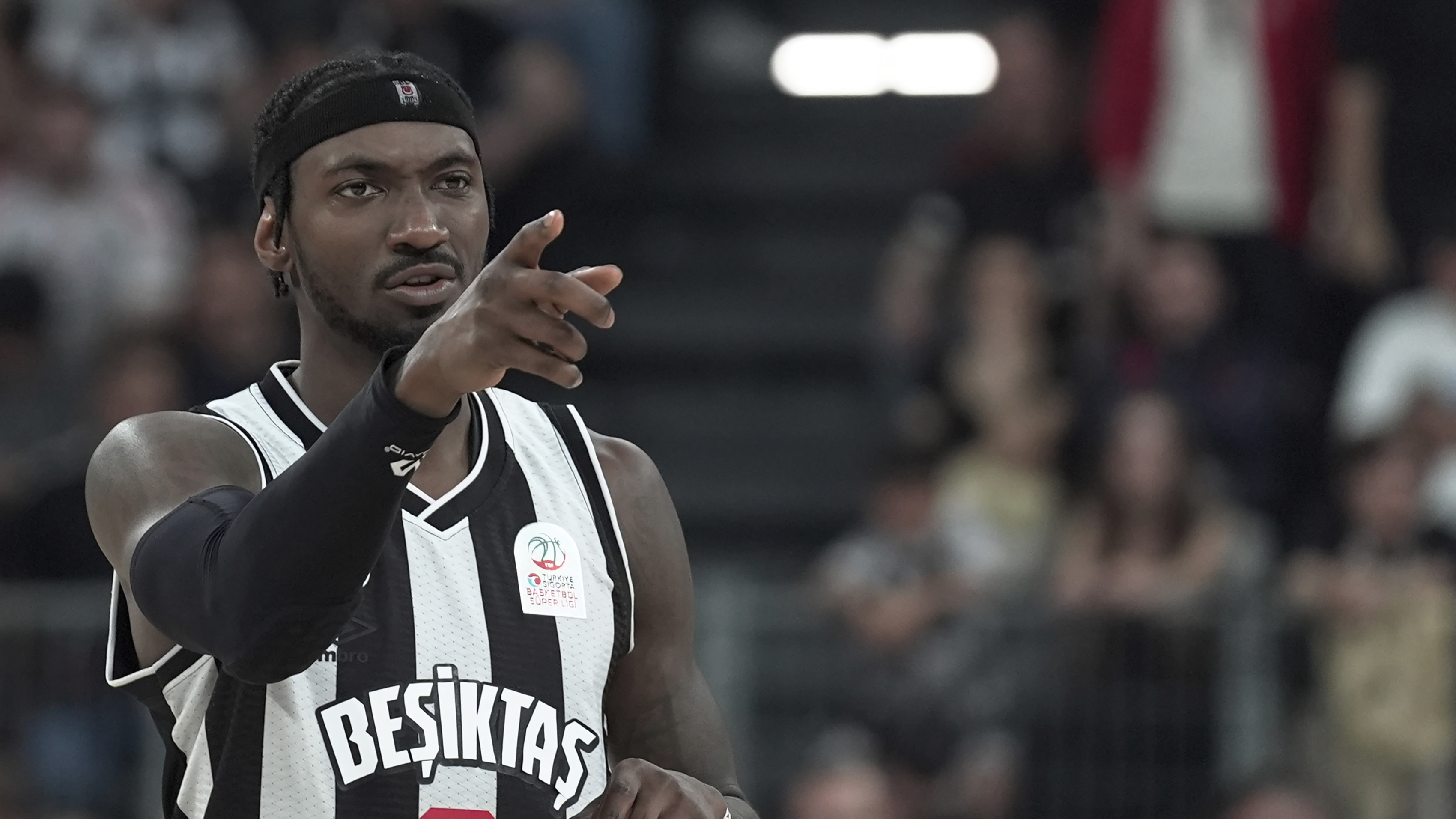 Beşiktaş, Fenerbahçe'yi yenerek seride durumu 2-1'e getirdi