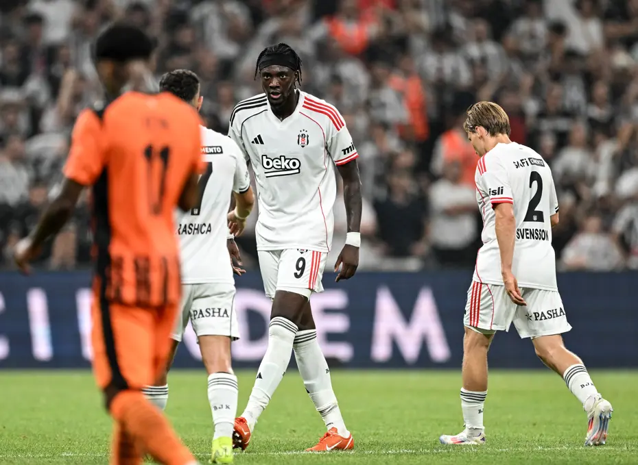 Beşiktaş taraftarından sezonun ilk maçında tepki - 3 Beşiktaş taraftarından sezonun ilk maçında tepki - 3