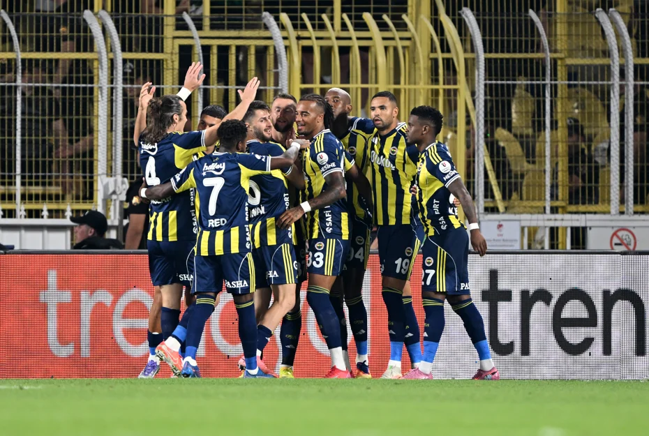 Fenerbahçe'ye statü ve sakatlık engeli: Toplamda 8 isim forma giyemeyecek - 1 Fenerbahçe'ye statü ve sakatlık engeli: Toplamda 8 isim forma giyemeyecek - 1