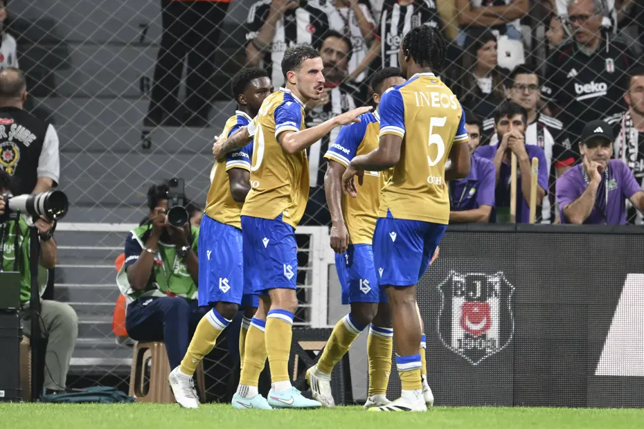 Beşiktaş tribünlerinden yoğun tepki: "Bizi aleme rezil ettiniz" - 4 Beşiktaş tribünlerinden yoğun tepki: "Bizi aleme rezil ettiniz" - 4