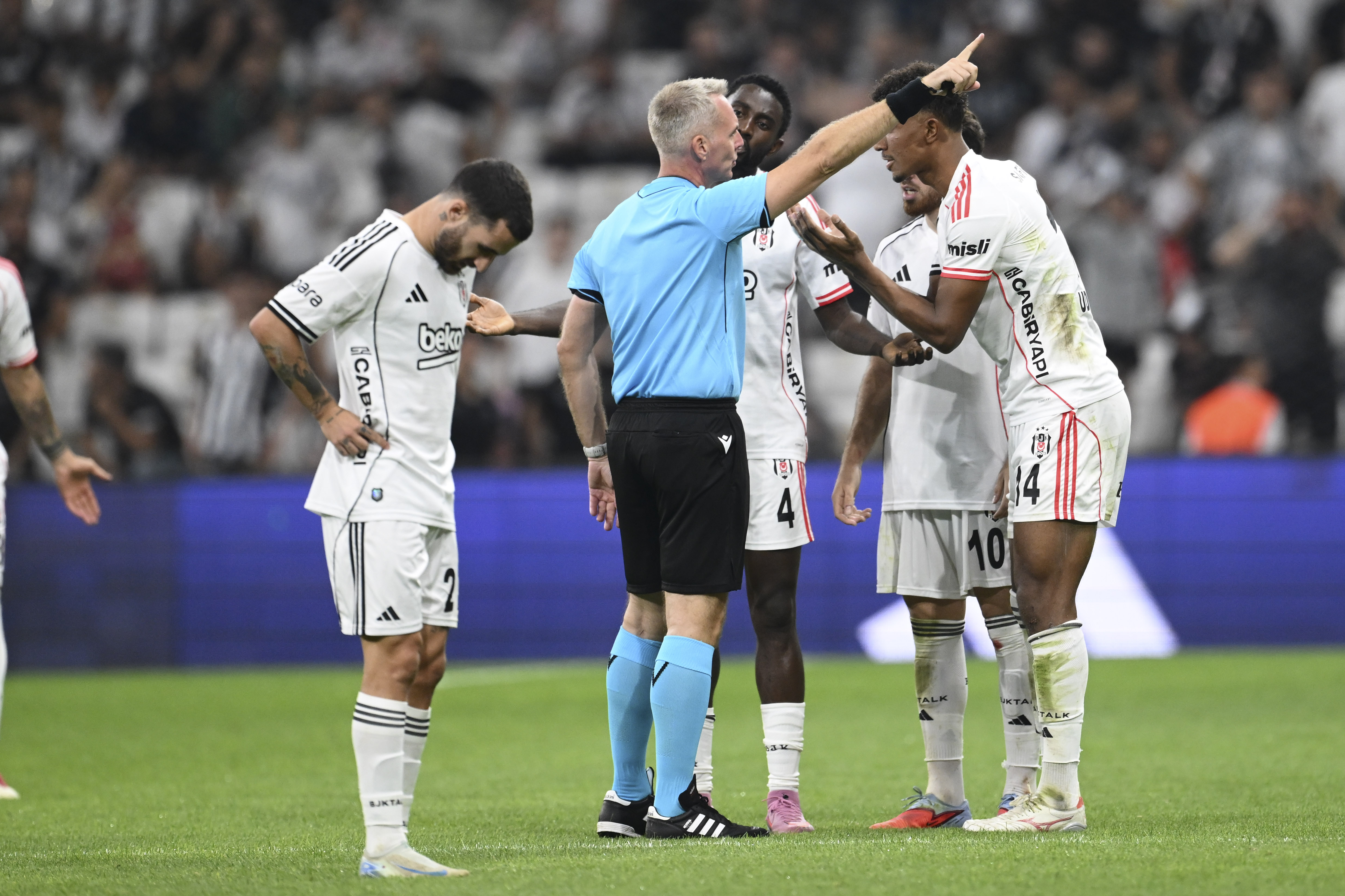 Beşiktaş tribünlerinden yoğun tepki: "Bizi aleme rezil ettiniz"