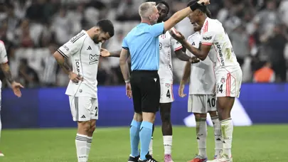 Beşiktaş tribünlerinden yoğun tepki: "Bizi aleme rezil ettiniz"