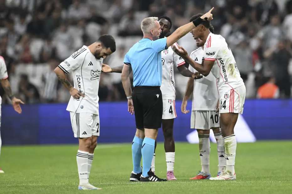 Beşiktaş tribünlerinden yoğun tepki: "Bizi aleme rezil ettiniz" - 2 Beşiktaş tribünlerinden yoğun tepki: "Bizi aleme rezil ettiniz" - 2