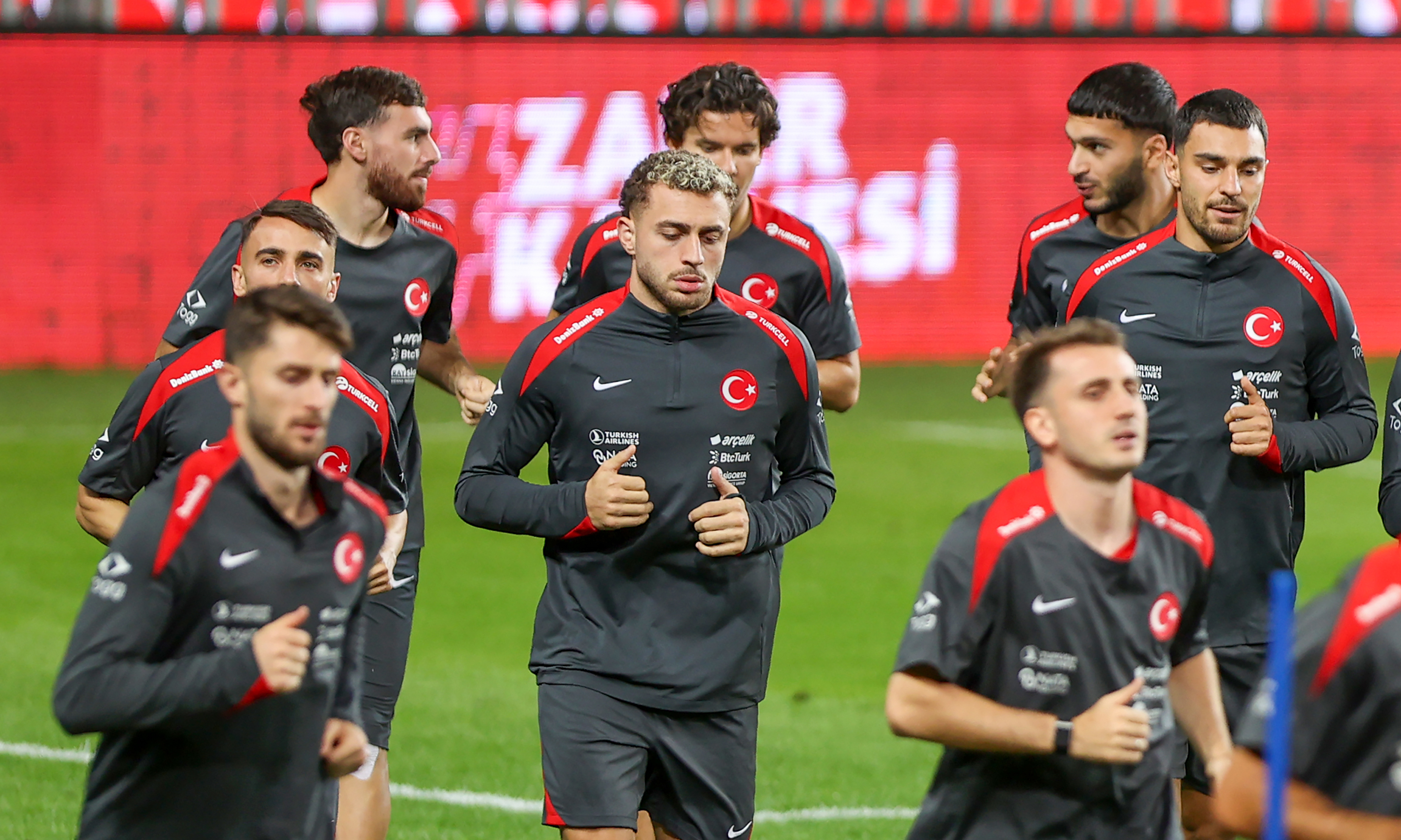 İspanya Geliyor, Milliler Sahada 'Mutluluk Pozu' Verdi! (Henüz Gol Yemedik)