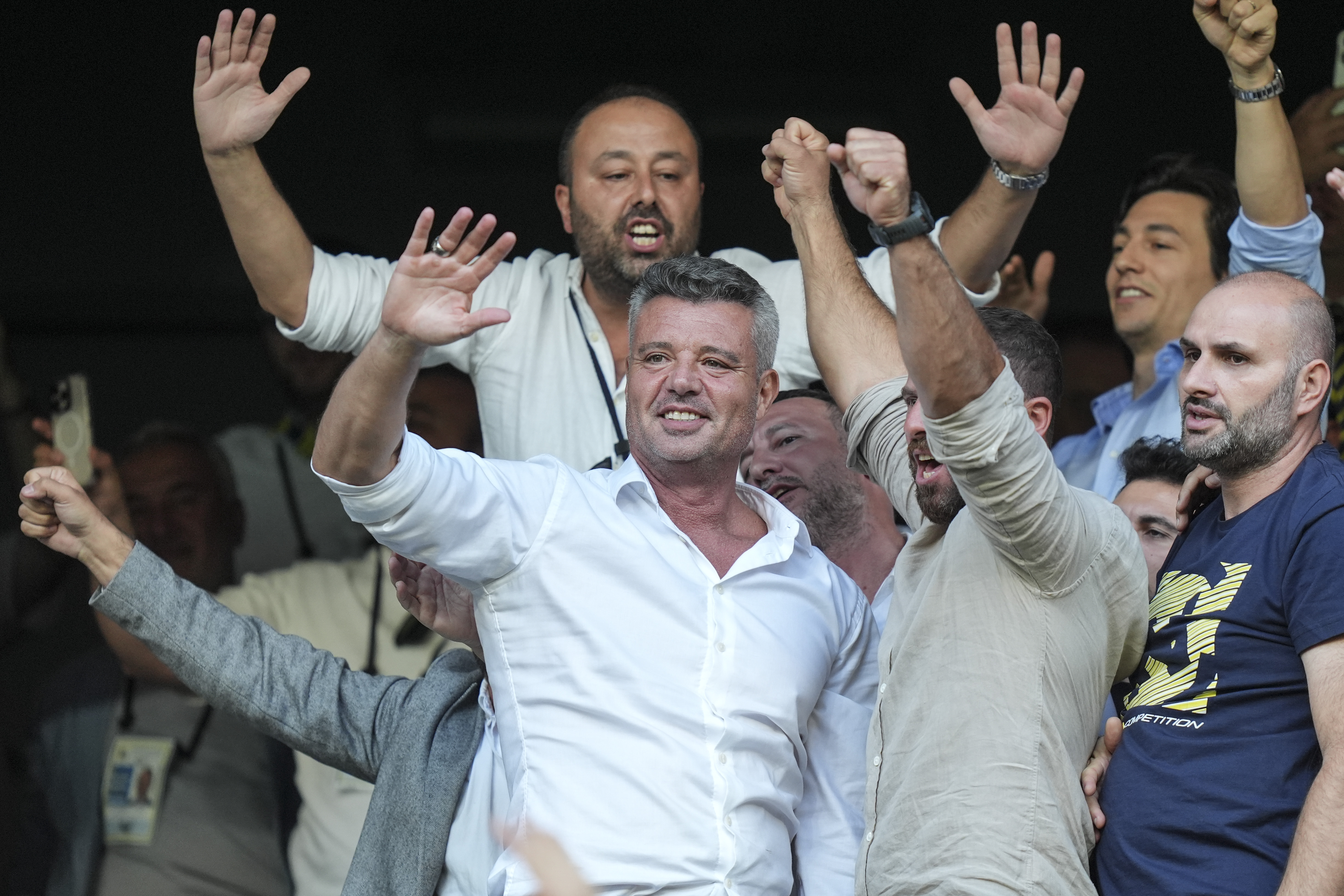 Fener'de Sandıktan Saran Çıktı, Ağızlardan 'Birlik' Balı Damladı!