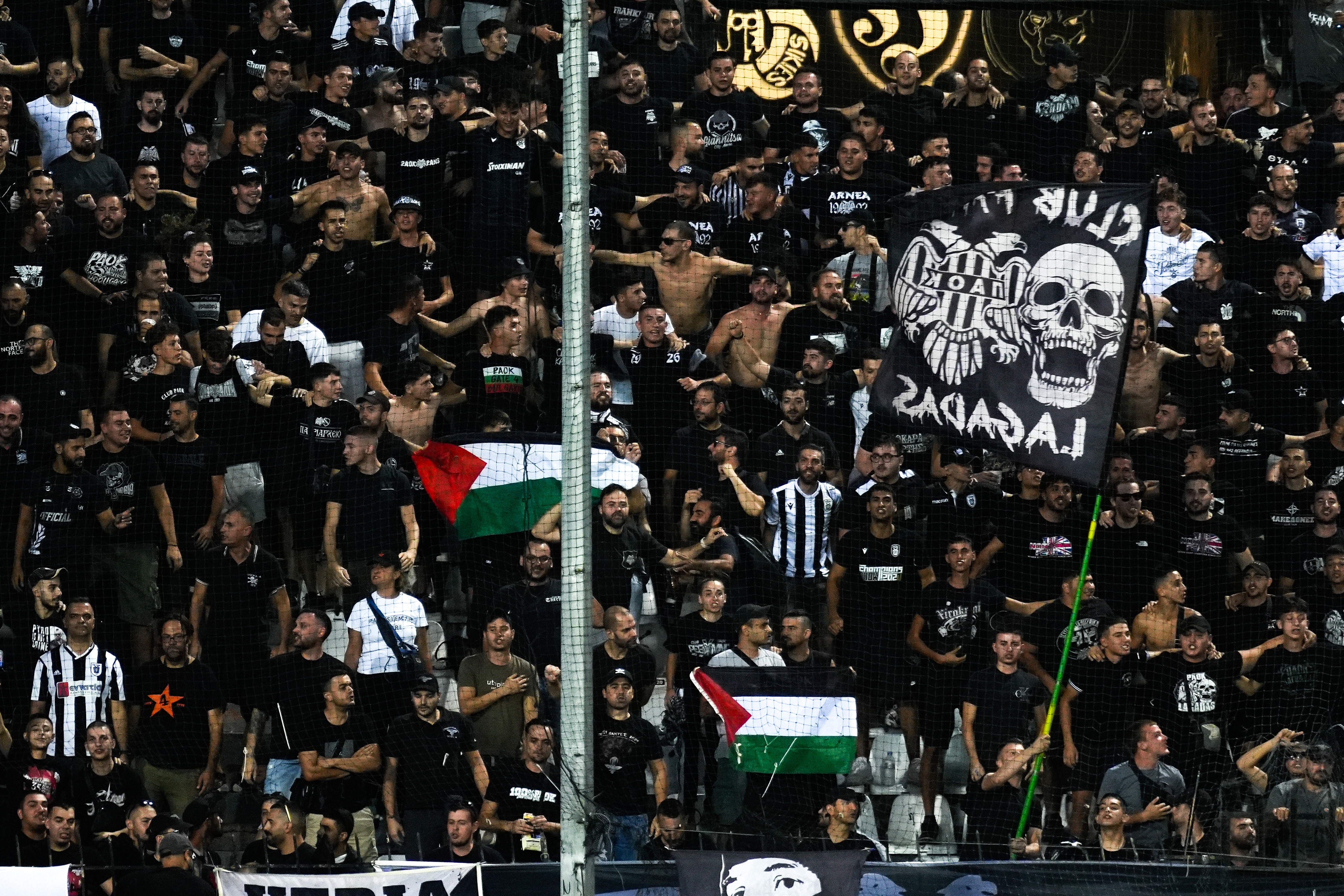 PAOK'tan Maça Değil, Dünya Gündemine Gol: Tribünlerden Kırmızı Kartlı Uyarı!
