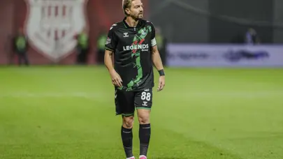 Caner Erkin takım arkadaşına vurdu: Olay yaratan hareketi nedeniyle kırmızı kart gördü