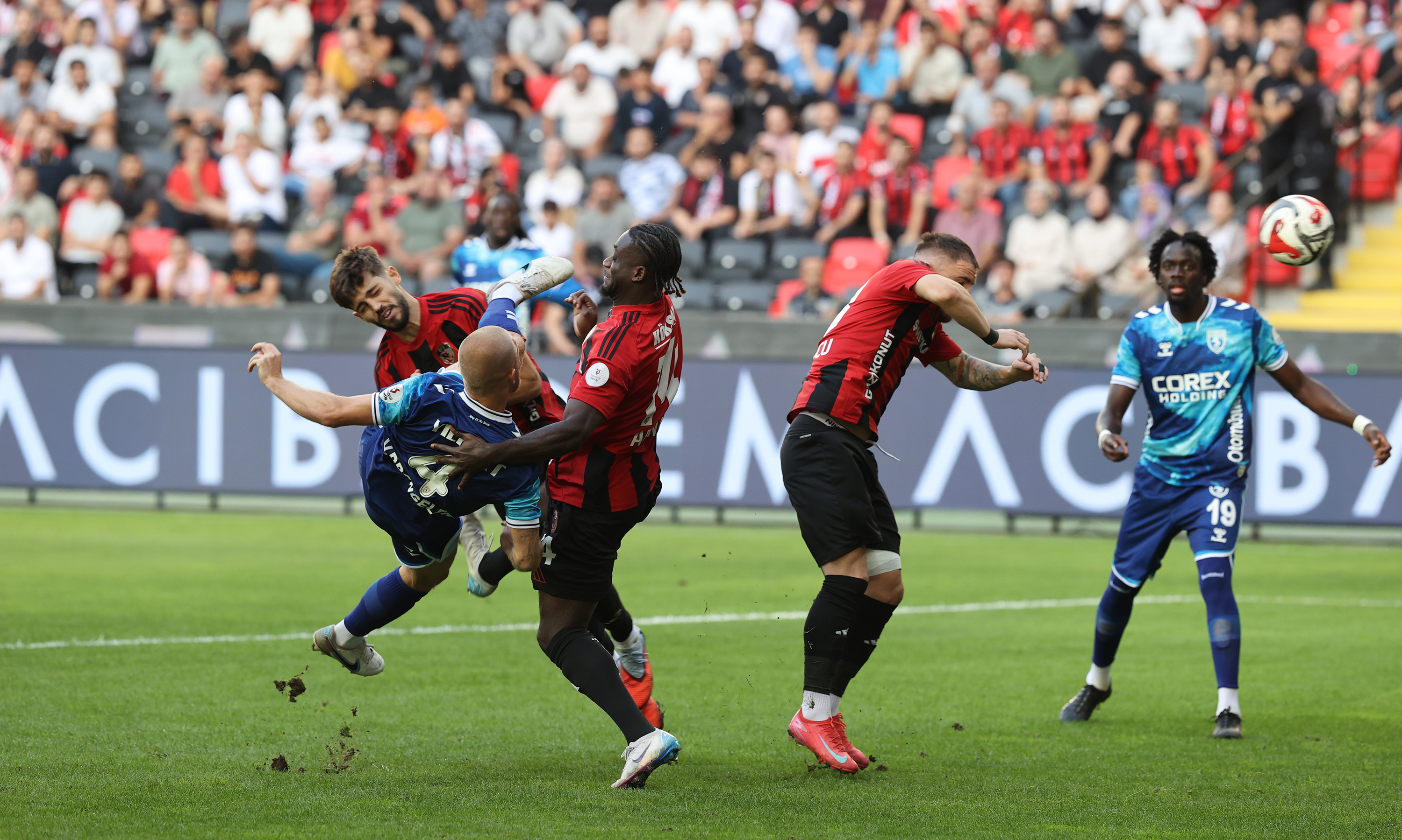 Ndiaye Erken Duşa, Maç Cehenneme Döndü: Tam Bir Süper Lig Klasiği!
