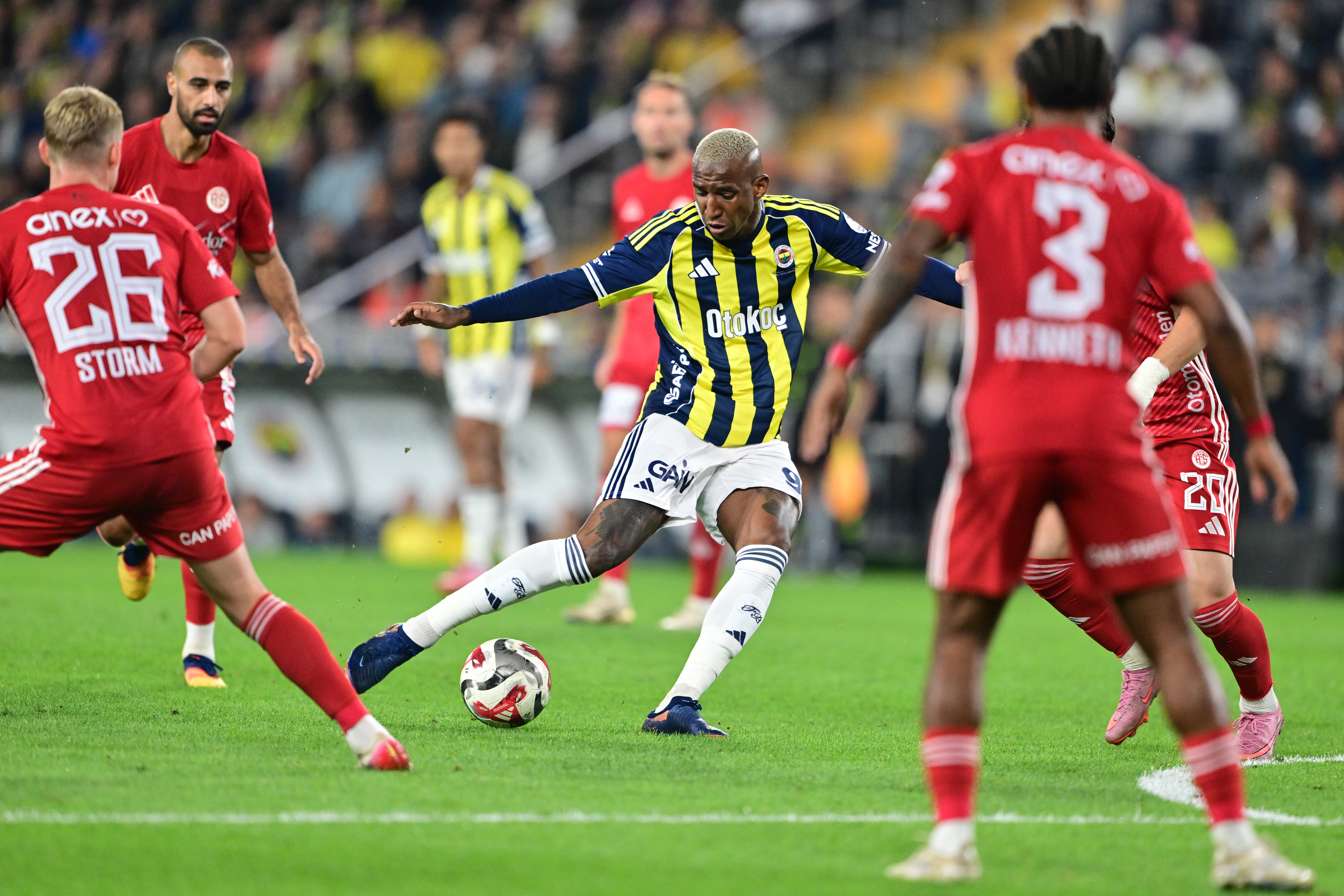 Talisca'dan Tarihi Penaltı: Islıklar Susar, Top Ağa Uçar! (Üçüncü Deneme Bedava!)