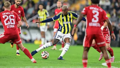 Fenerbahçe'de penaltı sırasında Talisca'ya olay tepki: Takım arkadaşları destek verdi