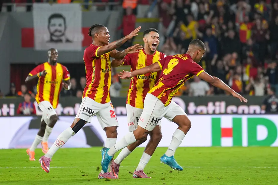 Süper Lig'in şampiyonluk oranlarında büyük değişim: Bir maçla ihtimaller altüst oldu - 6 Süper Lig'in şampiyonluk oranlarında büyük değişim: Bir maçla ihtimaller altüst oldu - 6