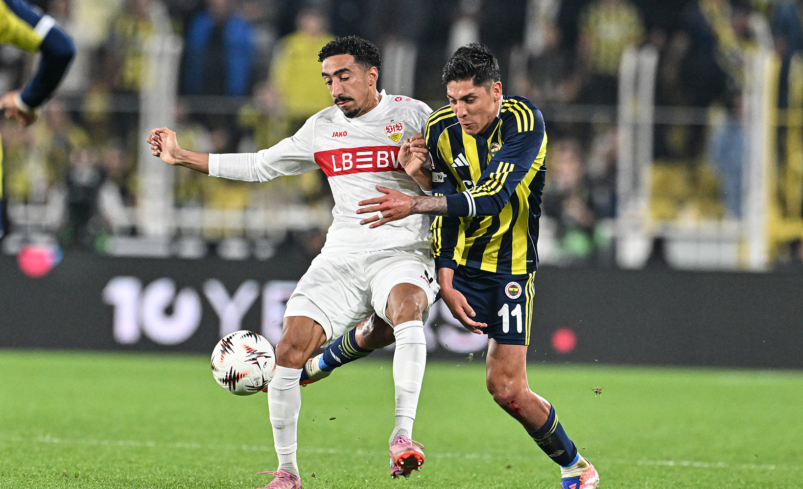 Stuttgart'tan Fenerbahçe'ye Mi Geldin, Muay Thai Maçına mı, Edson? Bacak Pert!