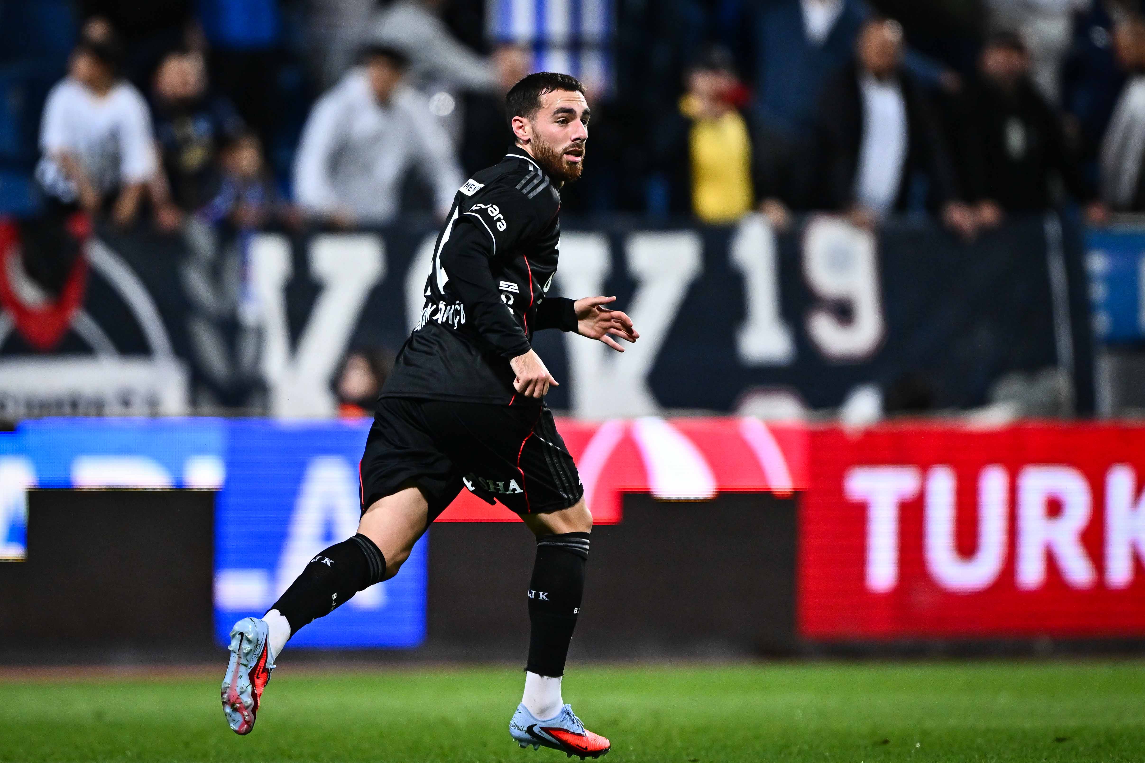 Beşiktaş'ta İşler Karıştı: Kasımpaşa'ya Takıl, Sergen'e 'Hesap Ver!' Çağrısı, Kaptan Kökçü'den Halka Sesleniş!