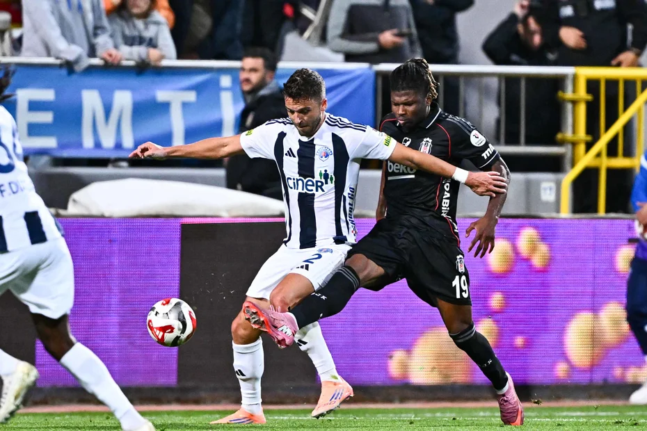 Beşiktaş taraftarından Sergen Yalçın'a olay tepki: Kaptan Orkun Kökçü tribünlere gitti - 1