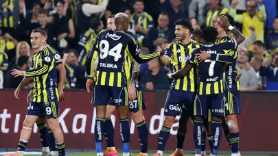 Zirvede hesaplar yeniden değişti: Fenerbahçe 6 gollü maçta galibiyete uzandı Zirvede hesaplar yeniden değişti: Fenerbahçe 6 gollü maçta galibiyete uzandı