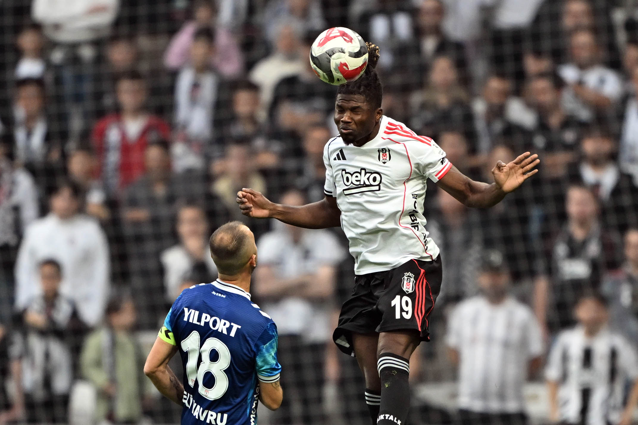 Beşiktaş'ta Ev Partileri İptal: Dolmabahçe'de Galibiyet Unutuldu, Cengiz Ünder Hem Attı Hem Attırdı!