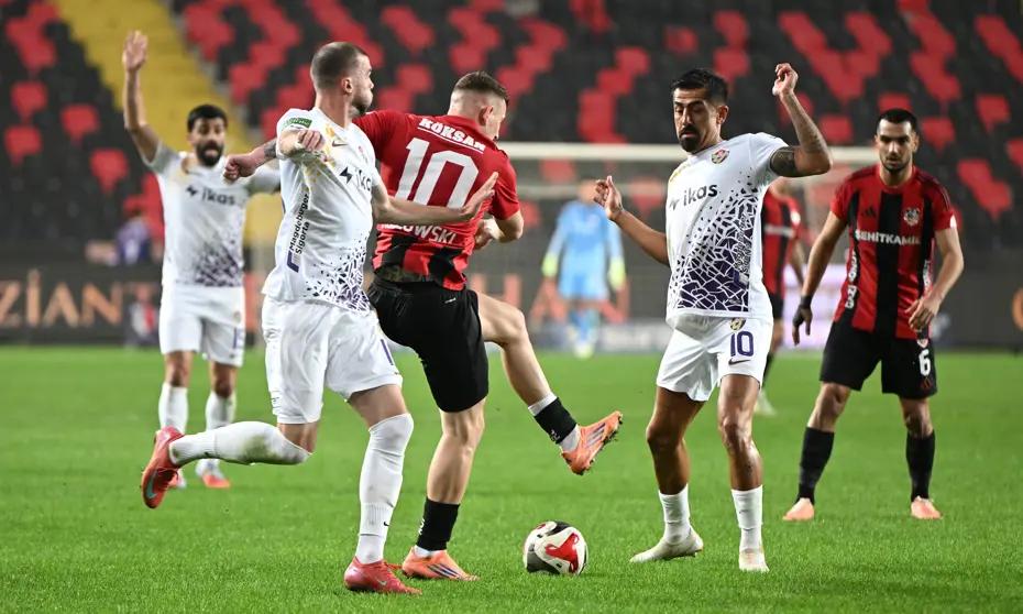 Süper Lig'de ilginç gol: Futbolcular kavga ederken hakem golü verdi - 3