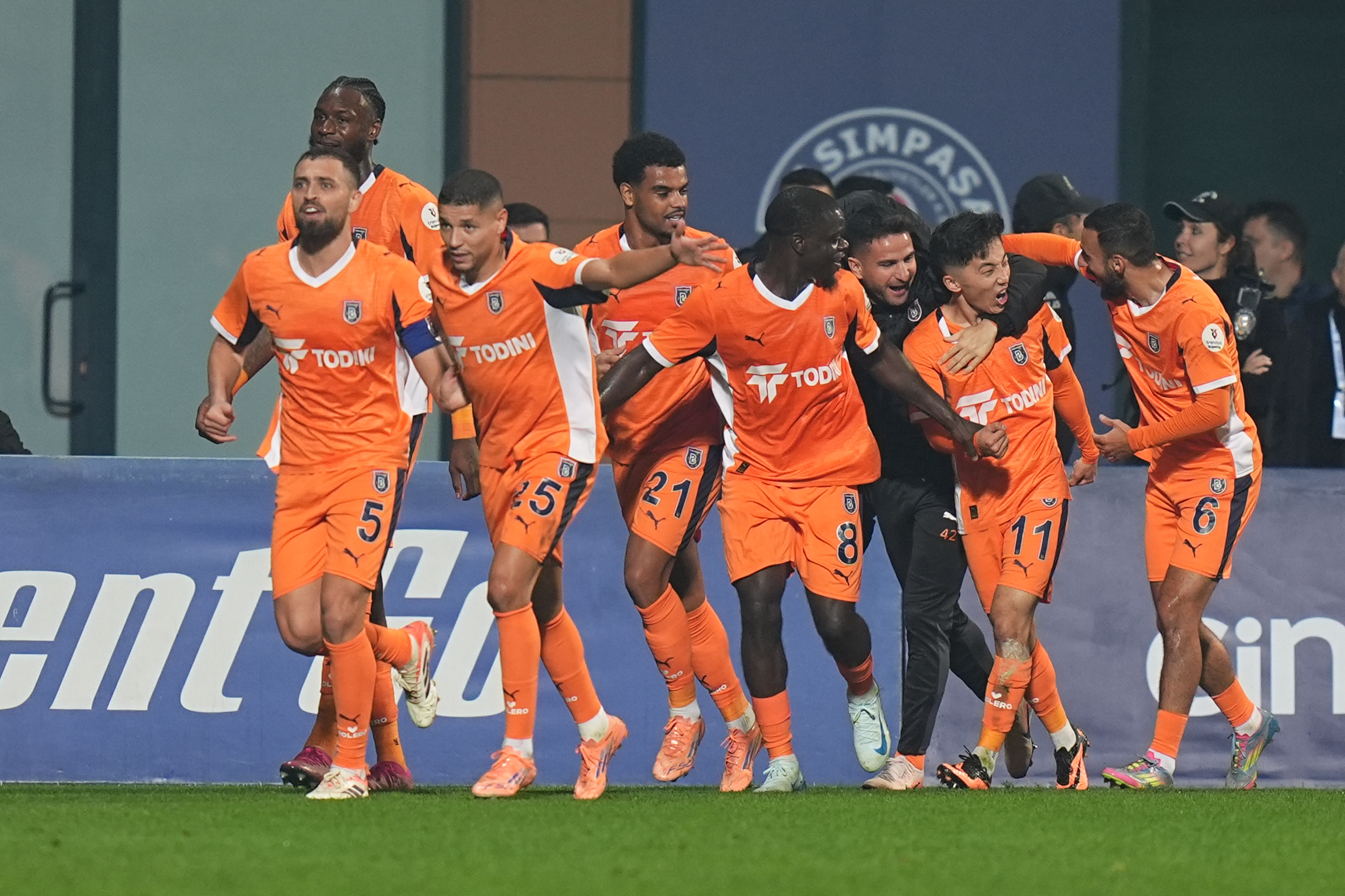 Başakşehir, Kasımpaşa'yı İlk Yarıda Nakavt Etti, Sonra Bir de Kırmızı Kartla Şov Yaptı!