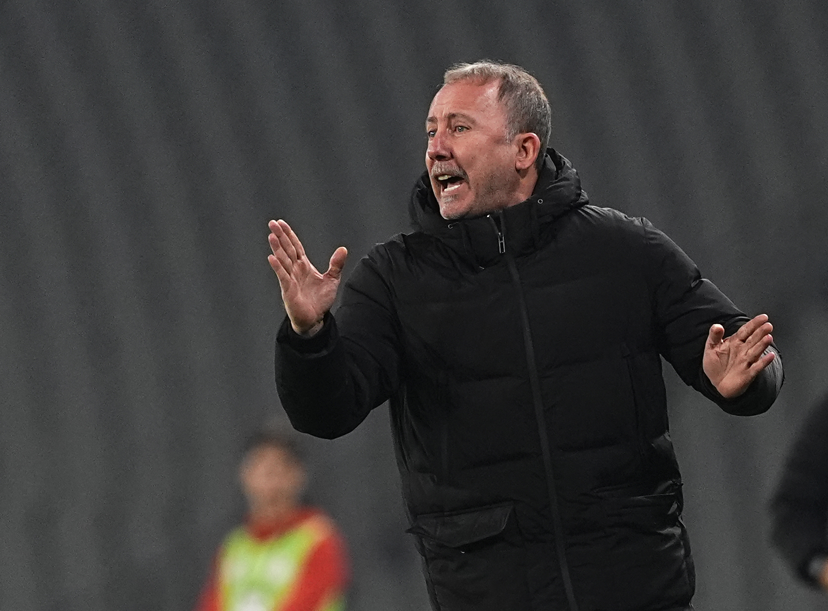 Sergen Hoca'dan Eleştirmenlere Açık Davet: 'Çok Biliyorsanız Buyurun, Koltuğa Siz Oturun!'