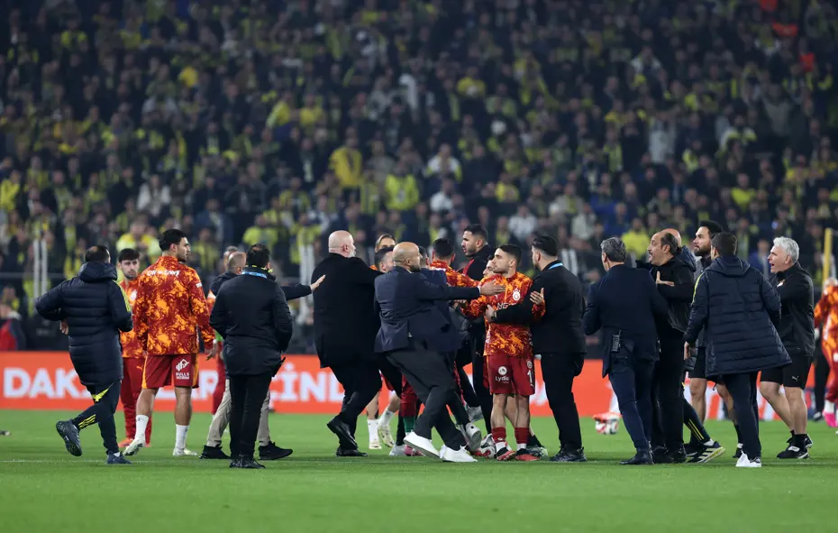 Dev derbi öncesi saha karıştı: Futbolcular arasında yaşanan gerginlikten anbean görüntüler - 2