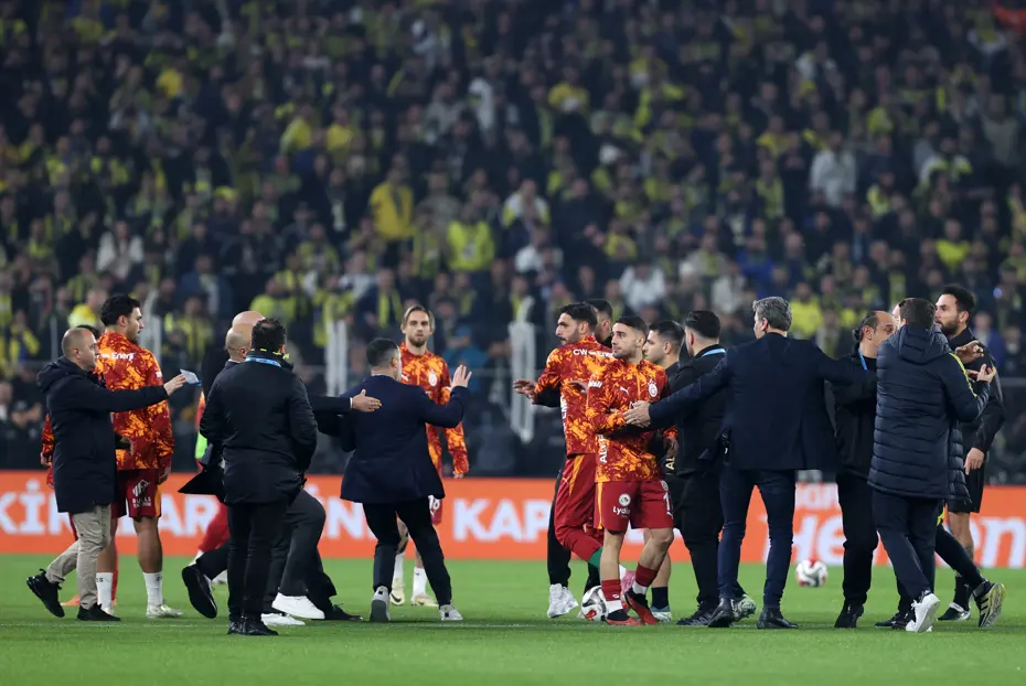 Dev derbi öncesi saha karıştı: Futbolcular arasında yaşanan gerginlikten anbean görüntüler - 4