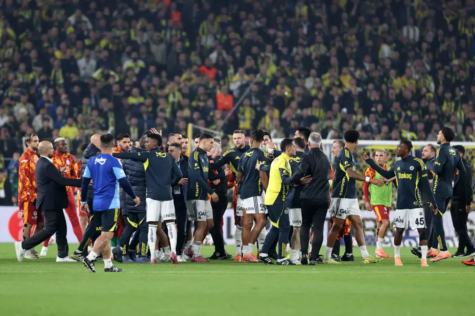 Dev derbi öncesi saha karıştı: Futbolcular arasında yaşanan gerginlikten anbean görüntüler - 3