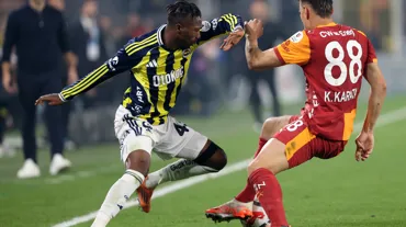 Galatasaray'da sakatlık: Sahayı sedyeyle terk etti