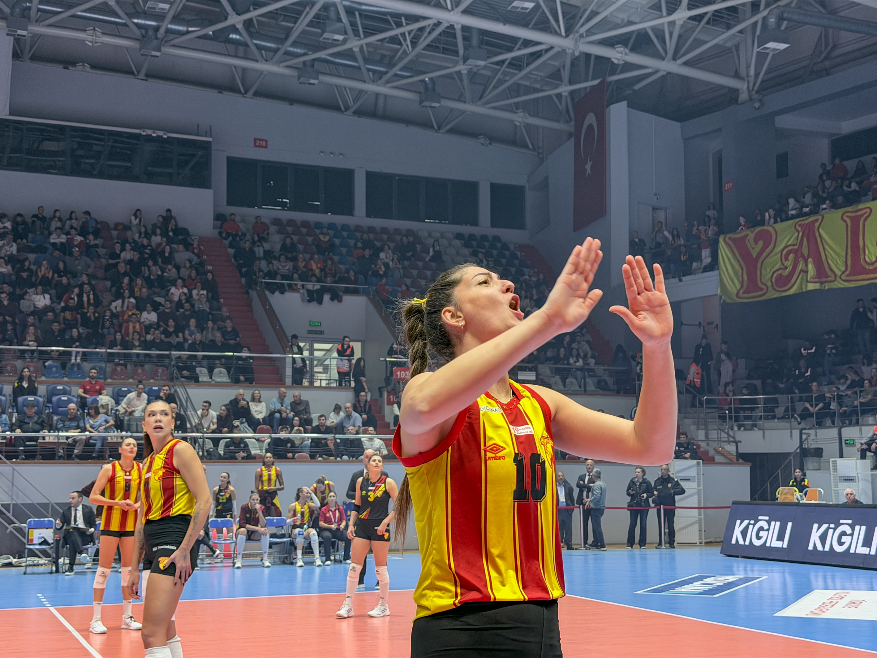 Olaylı maç 4 saat sürdü: Göztepe, Sultanlar Ligi'nde Beşiktaş'ı mağlup etti