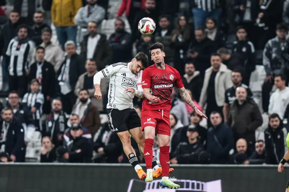 Beşiktaş'ta bir sakatlık daha: İkinci yarıda oyundan çıktı