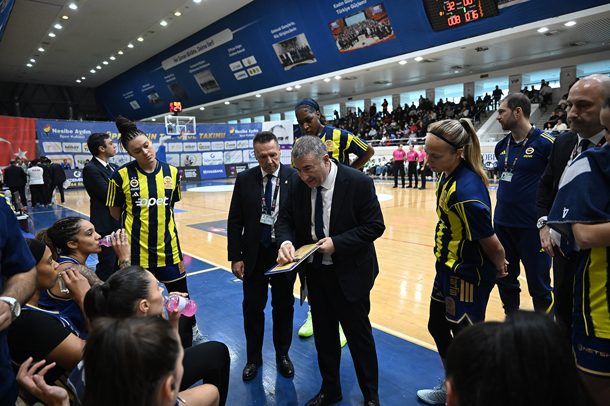 Fenerbahçe Opet rahat kazandı ve namağlup liderliği sürdürdü