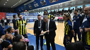 Fenerbahçe Opet rahat kazandı ve namağlup liderliği sürdürdü