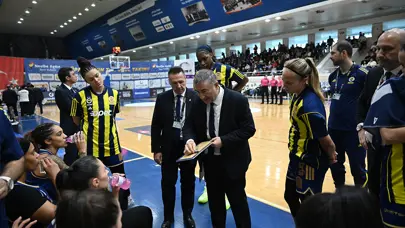 Fenerbahçe Opet rahat kazandı ve namağlup liderliği sürdürdü
