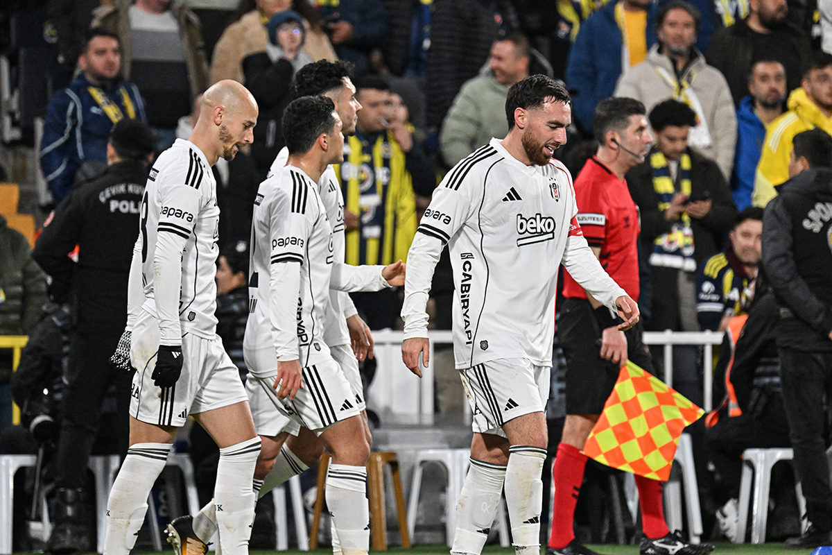 Orkun Kökçü'den FLAŞ maç sonu hakem yorumu: Kendi kırmızı kartını hatırlattı