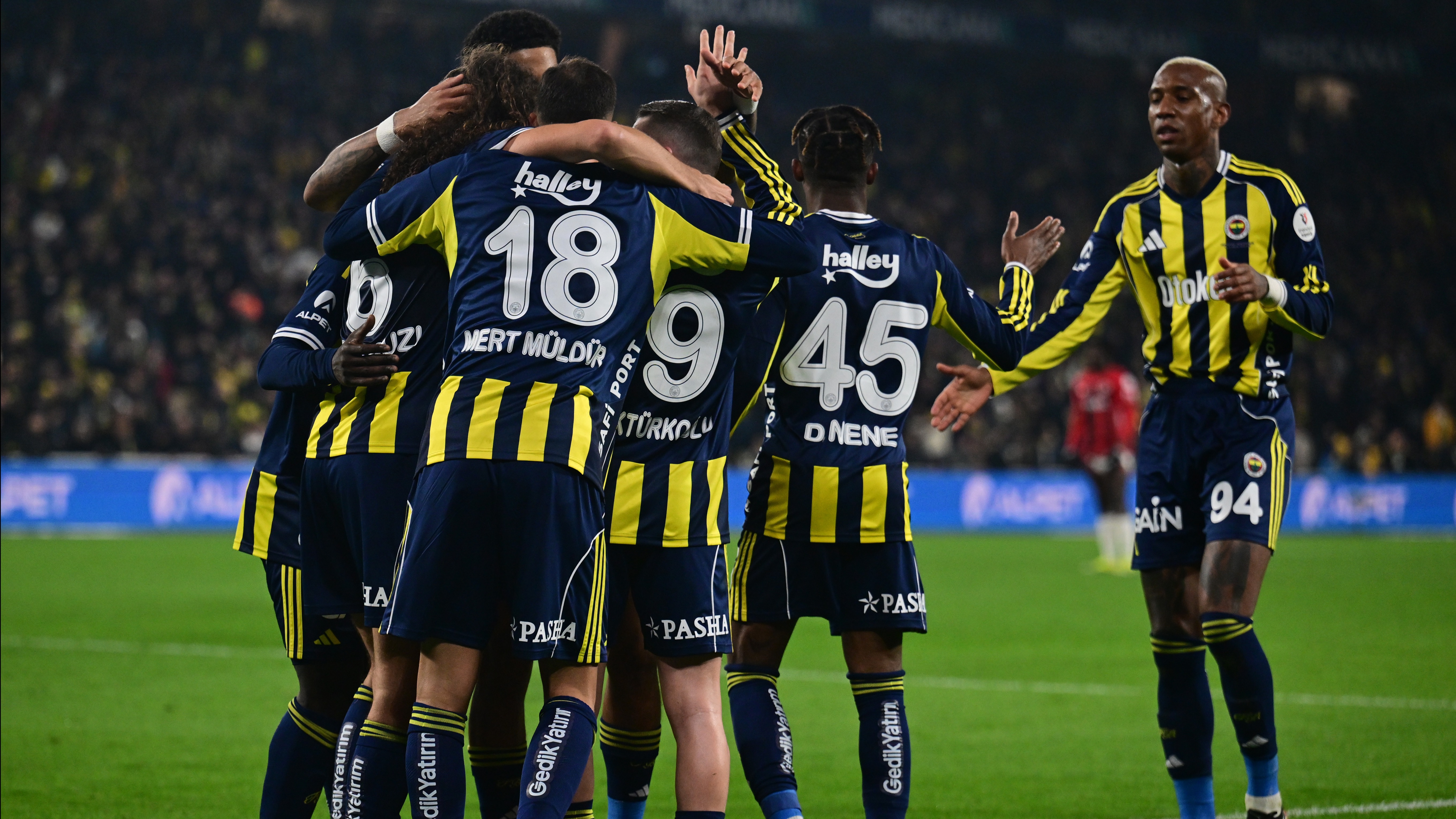 Ne Saran ne Tedesco! 2 isim tüm takımı toplayıp söz aldı