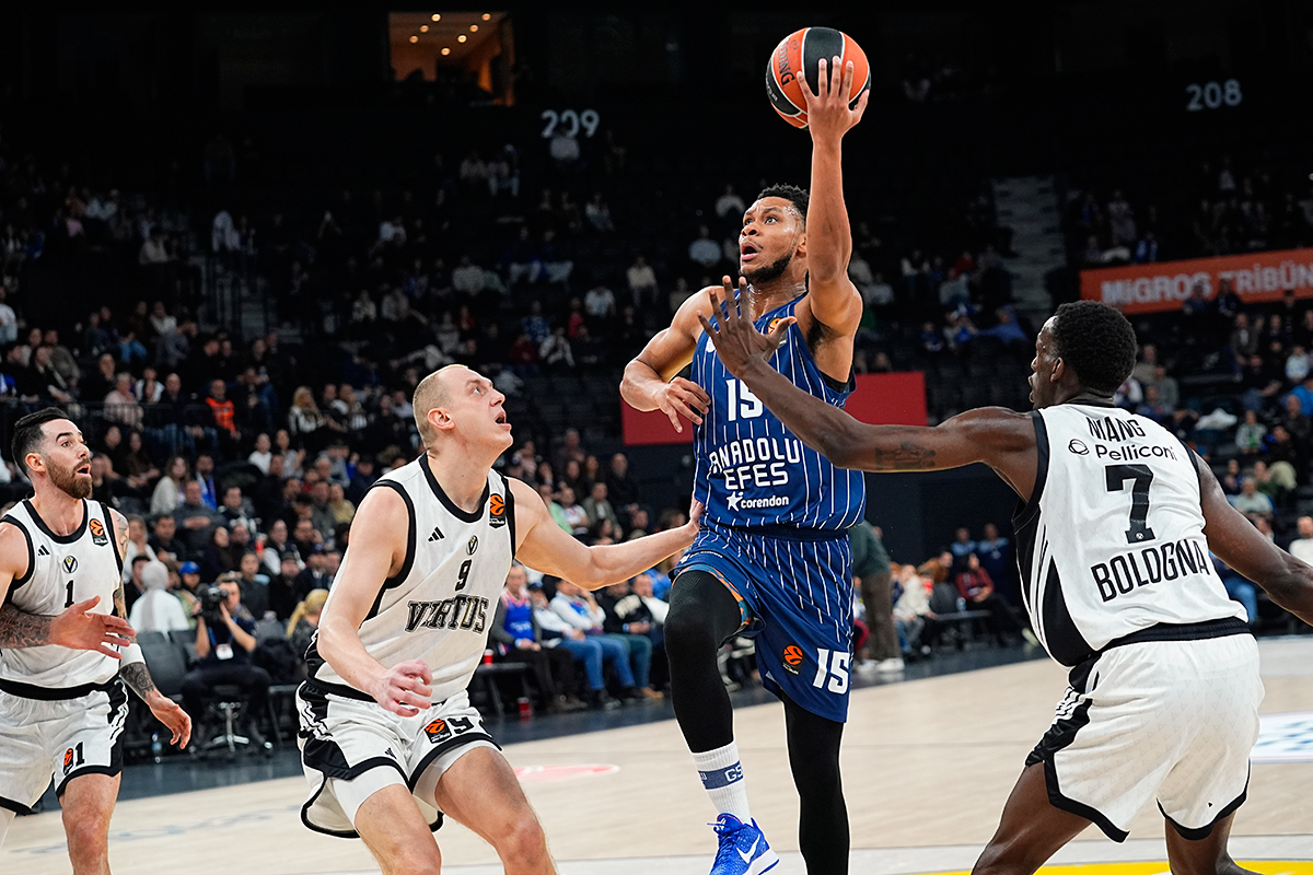 Anadolu Efes'ten EuroLeague'de üst üste 3. galibiyet