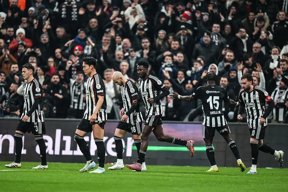 Sahasında kanatlandı: Beşiktaş'tan taraftarı önünde farklı gösteri - 2 Sahasında kanatlandı: Beşiktaş'tan taraftarı önünde farklı gösteri - 2