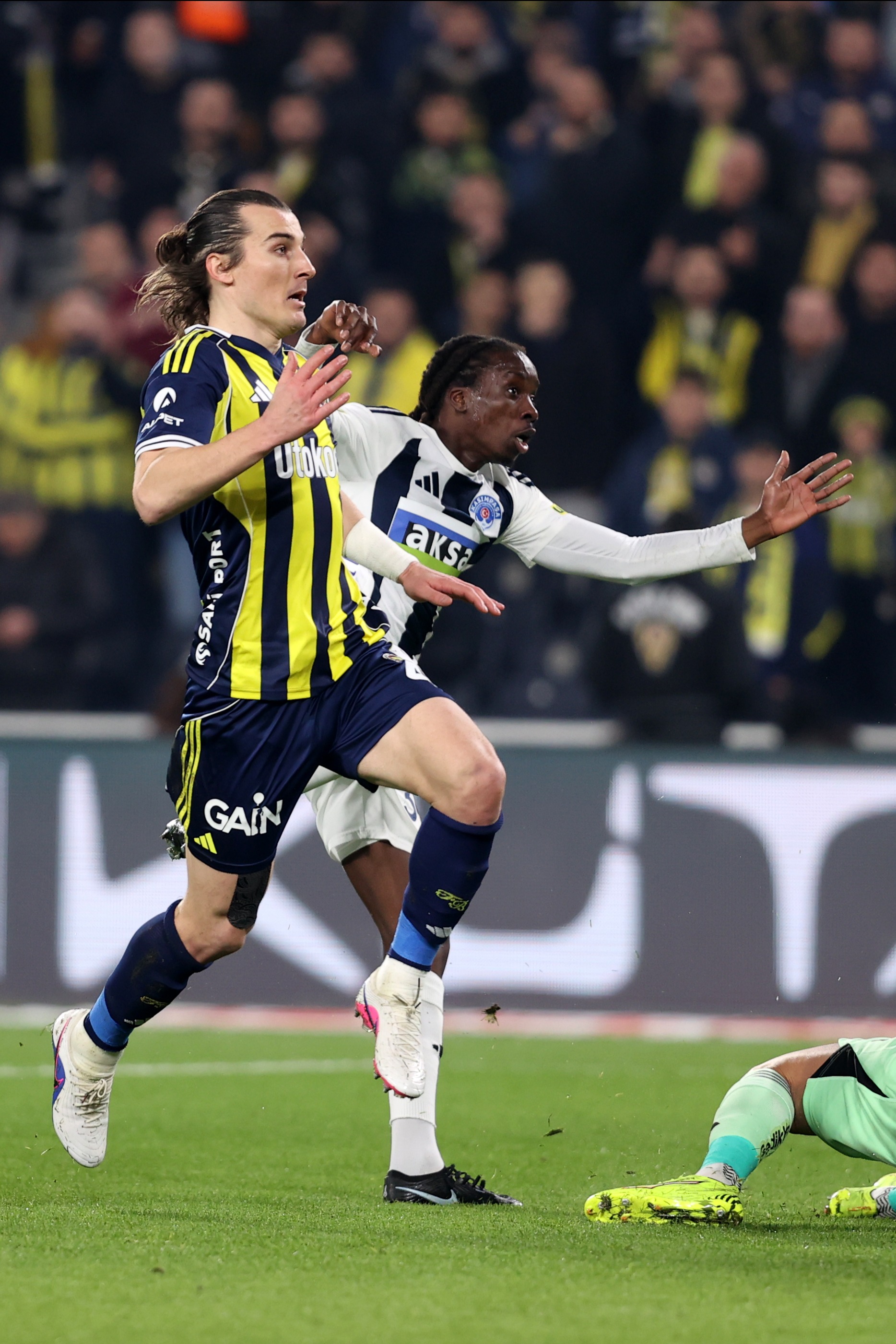 Fenerbahçe, Trendyol Süper Lig'in 23. haftasında Kasımpaşa'yı konuk etti. Sarı-lacivertliler rakibiyle 90+10. dakikada yediği golle berabere kaldı ve zirvede puan eşitleme şansını kaybetti. Fenerbahçe oyuncuları 1-1'lik beraberliği değerlendirdi.