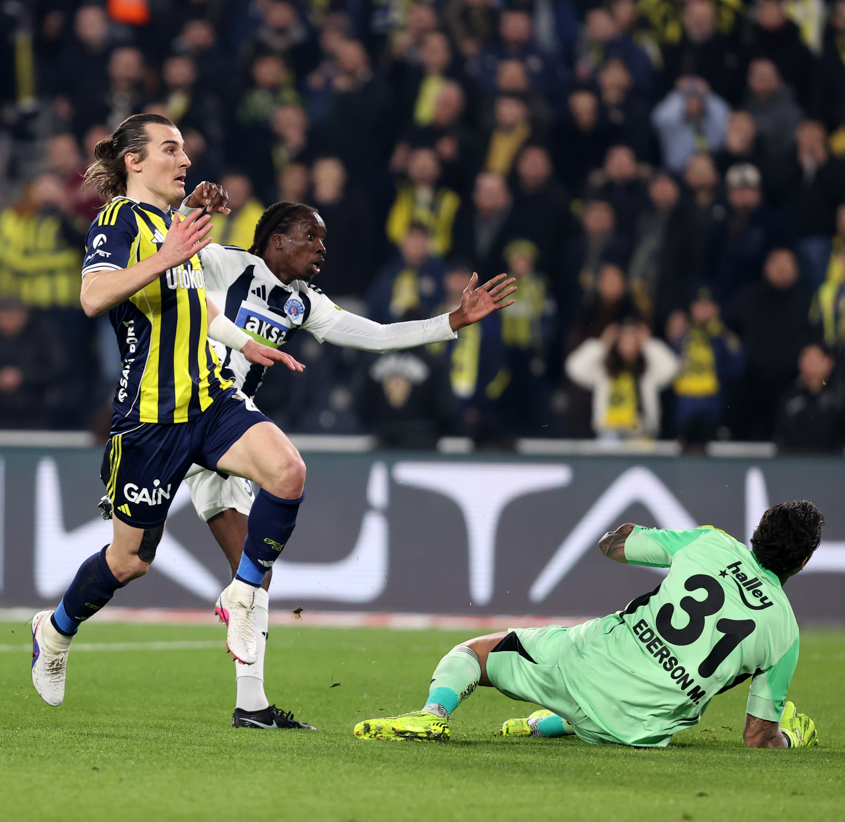 Fenerbahçe'de sakatlık kabusu: İlk yarıda iki zorunlu değişiklik