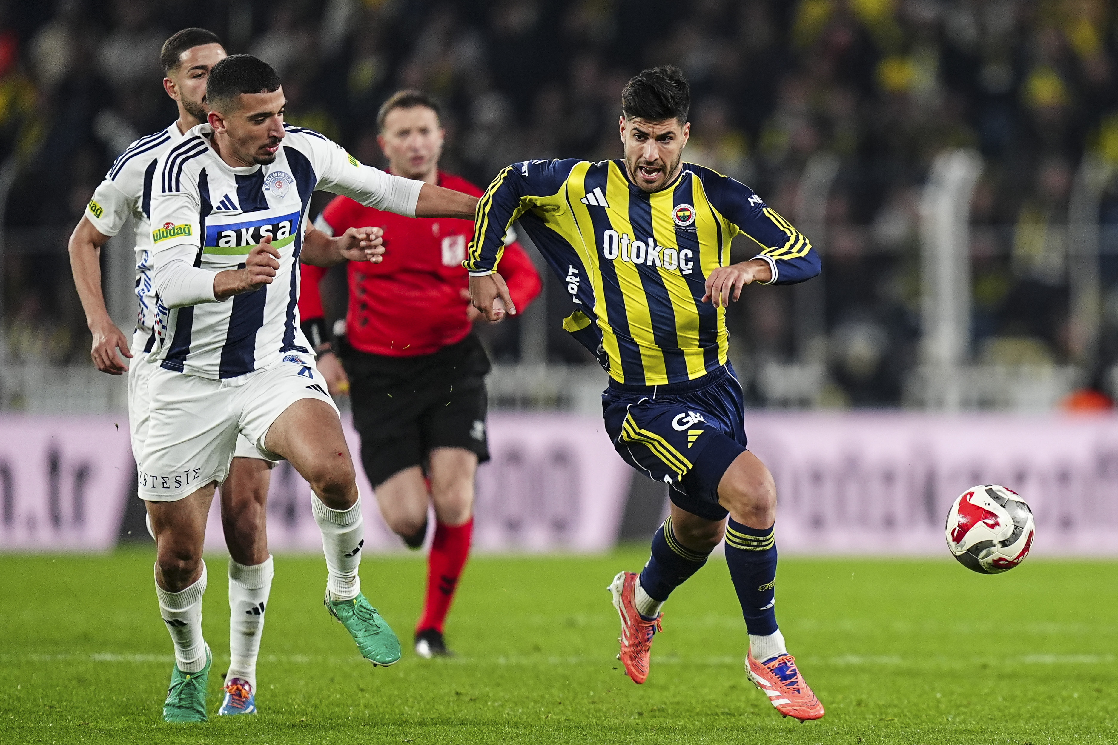 Kasımpaşa'yı konuk eden Fenerbahçe, 90+5'te öne geçmesine rağmen 90+10'da kalesinde gördüğü golle maçtan 1 puanla ayrıldı. Galatasaray haftayı 55 puanla tamamlarken, Fenerbahçe 53 puanla takibini sürdürdü. Fenerbahçe - Kasımpaşa maçının ardından Galatasaraylı futbolculardan paylaşım geldi.