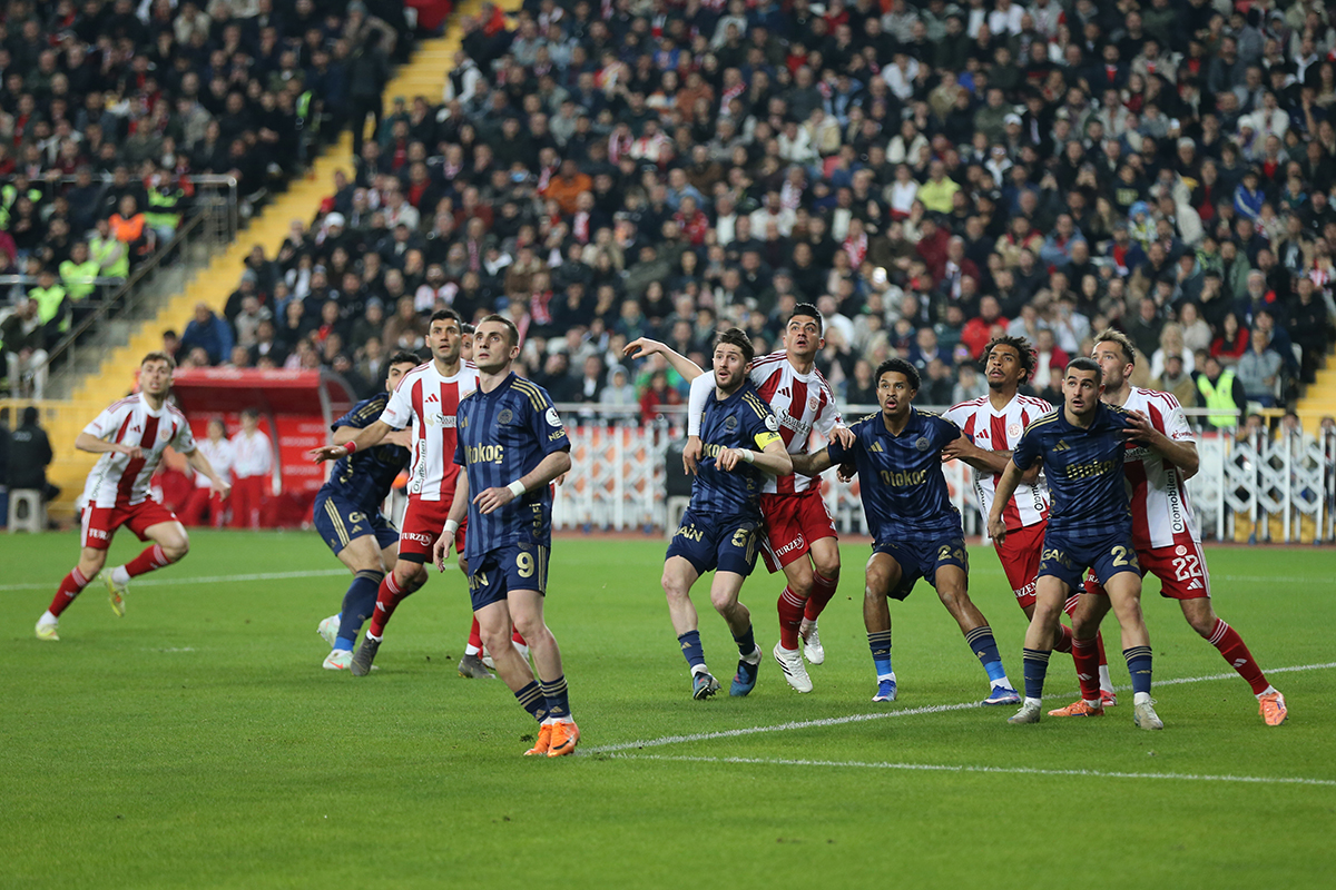 Galatasaray'ın takipçisi Fenerbahçe ise Kasımpaşa'nın ardından Antalyaspor ile de berabere kaldı ve sarı kırmızılıların 4 puan gerisine düştü. Fenerbahçe maçı biter bitmez Galatasaray'dan paylaşım geldi.