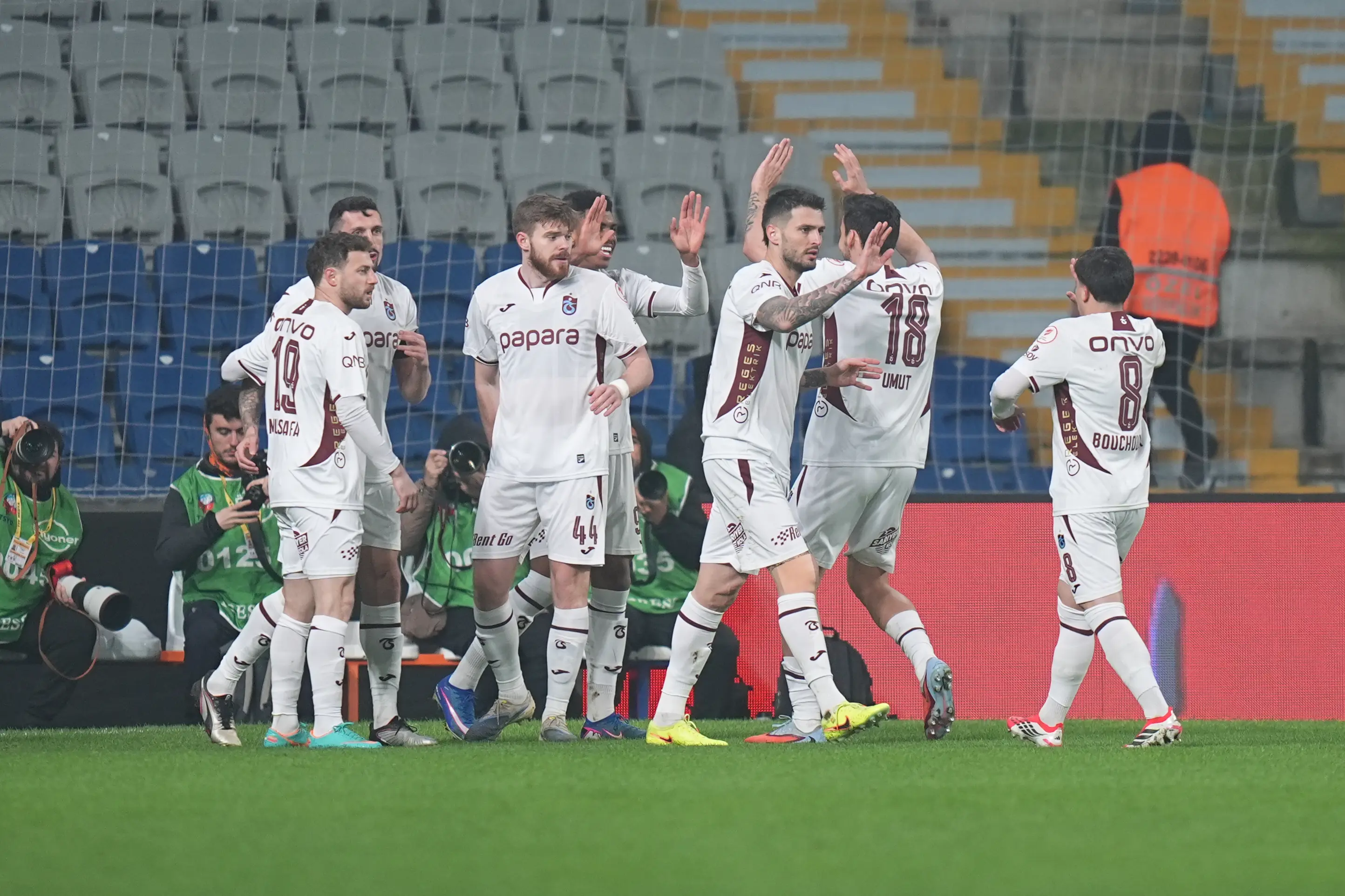 Başakşehir'de 6 gollü, kırmızı kartlı nefes kesen maç: Trabzonspor çeyrek finalde