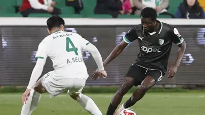 Bodrum'da skandal anlar: Irkçılık yapan taraftar için maç durduruldu Bodrum'da skandal anlar: Irkçılık yapan taraftar için maç durduruldu