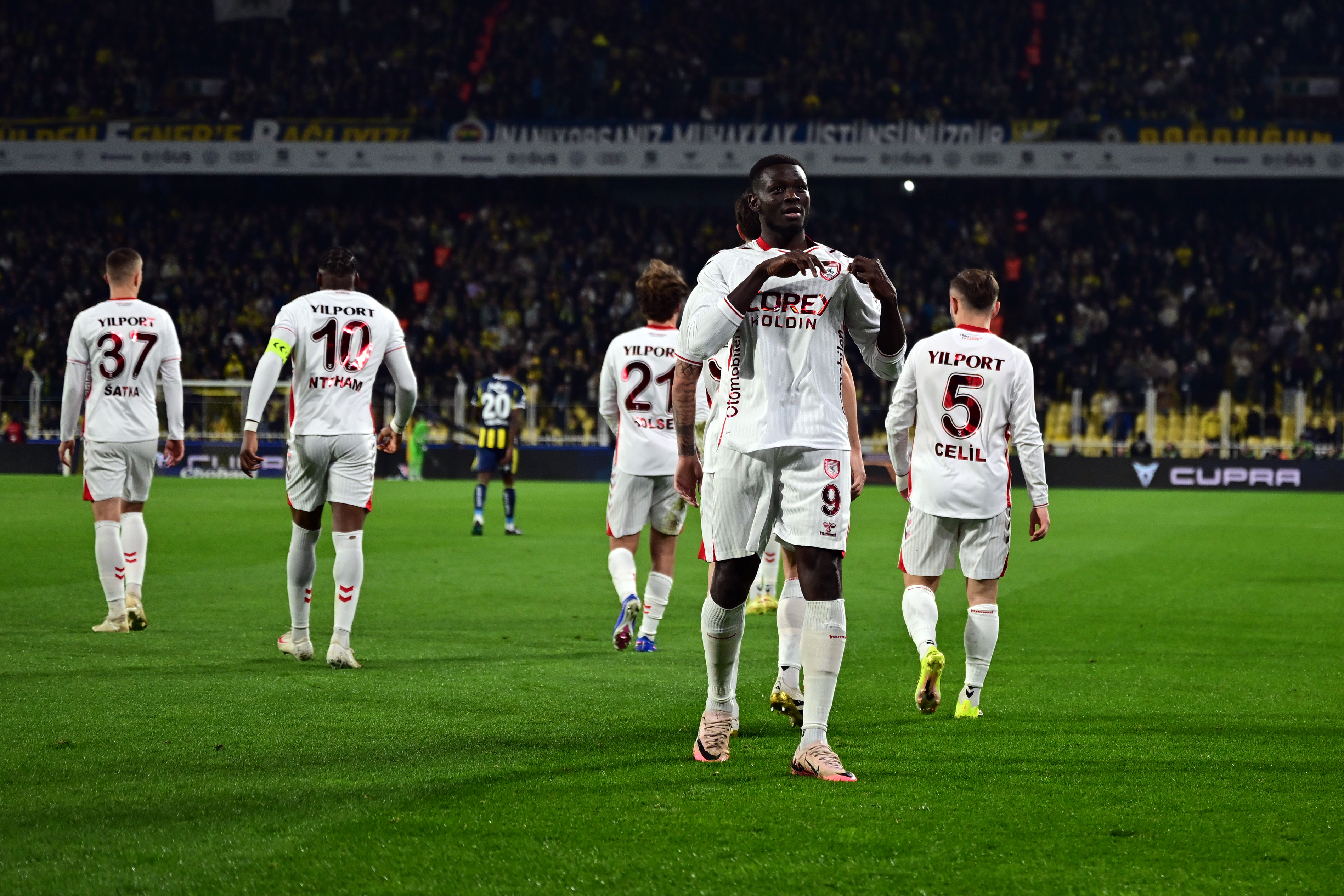 Fenerbahçe'nin oyuncusuna tepki ve destek bir arada: İkinci golün ardından olanlar oldu