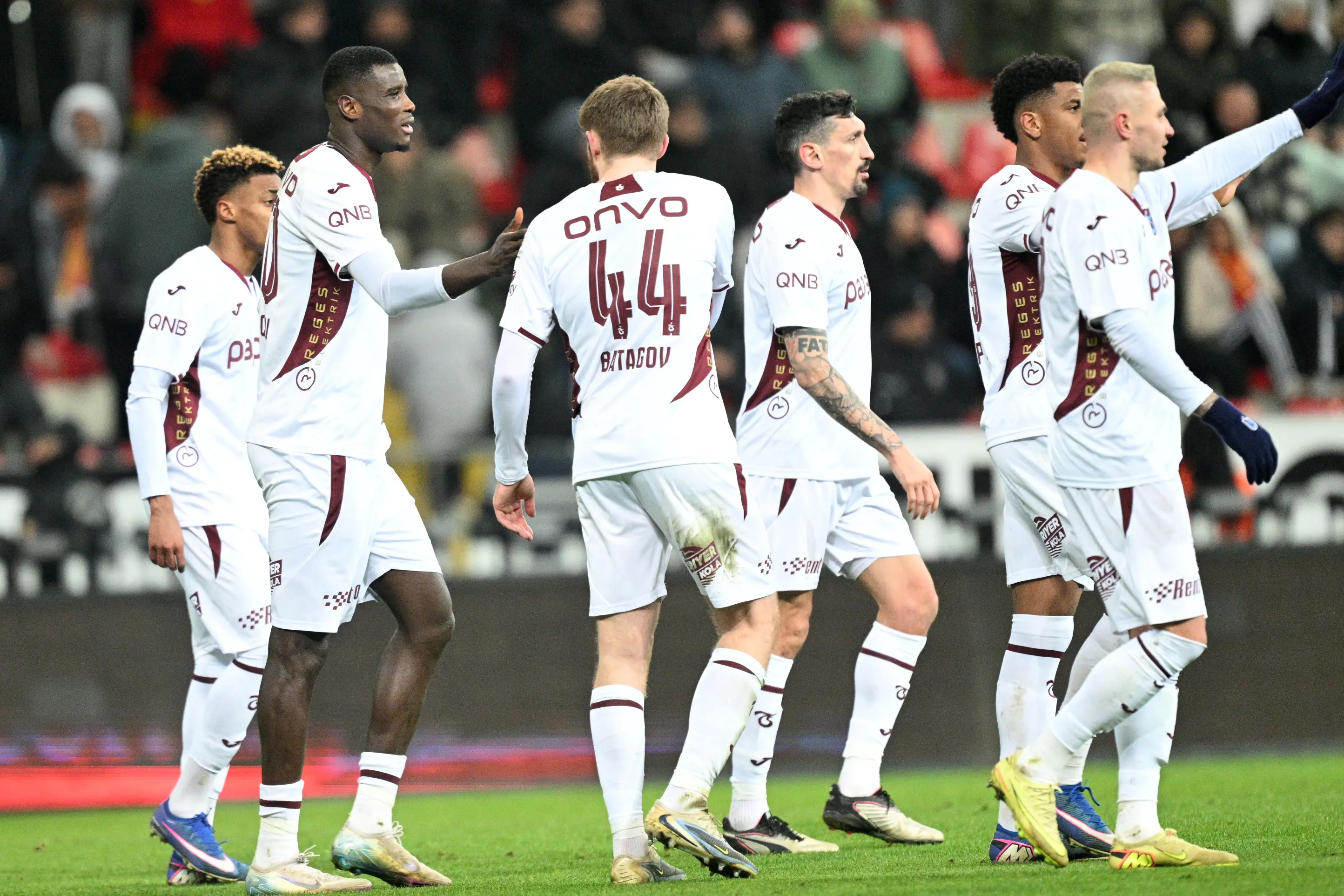 Trabzonspor zirvede inatçı: Galibiyetleri seriye bağladı