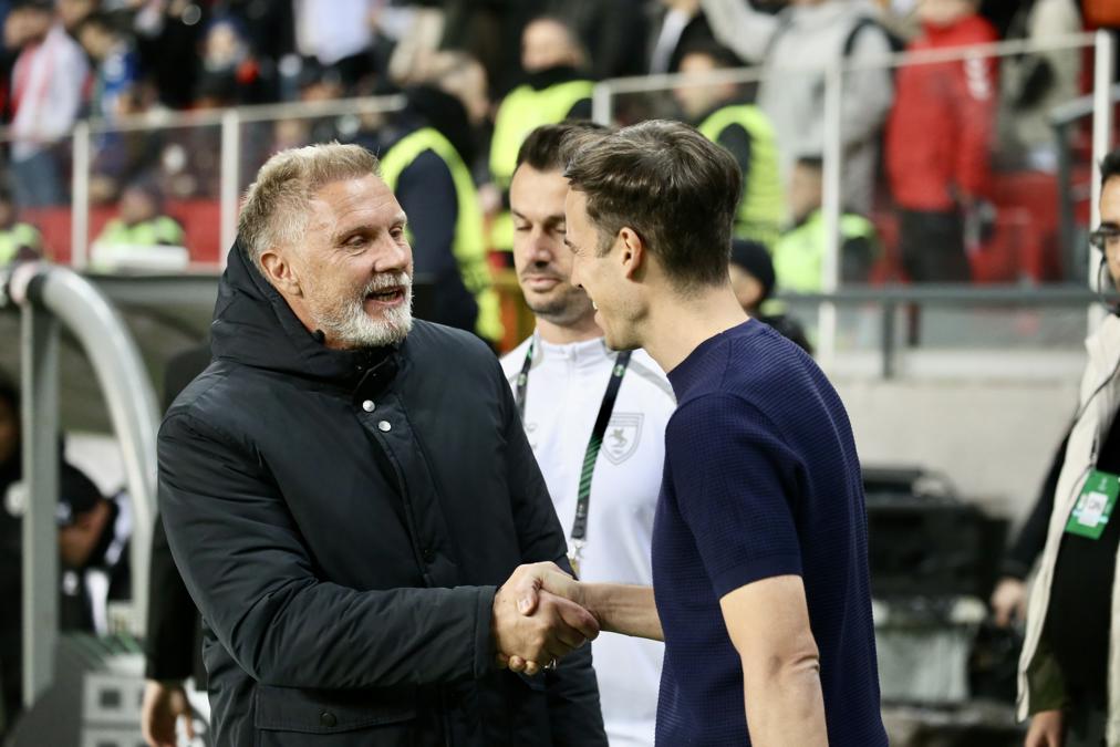 Samsunspor ve Rayo Vallecano futbolcuları sahada mücadele ederken