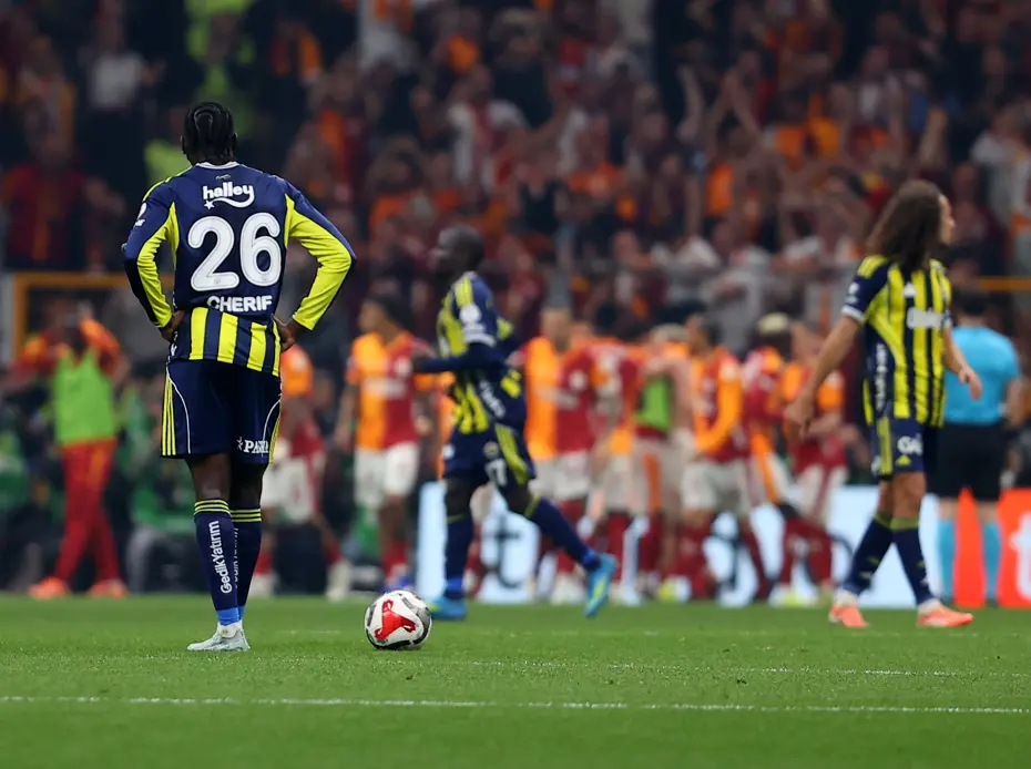 Samandıra'da olay! Fenerbahçeli taraftarlar, takım otobüsüne yabancı madde yağdırdı - 3 Samandıra'da olay! Fenerbahçeli taraftarlar, takım otobüsüne yabancı madde yağdırdı - 3