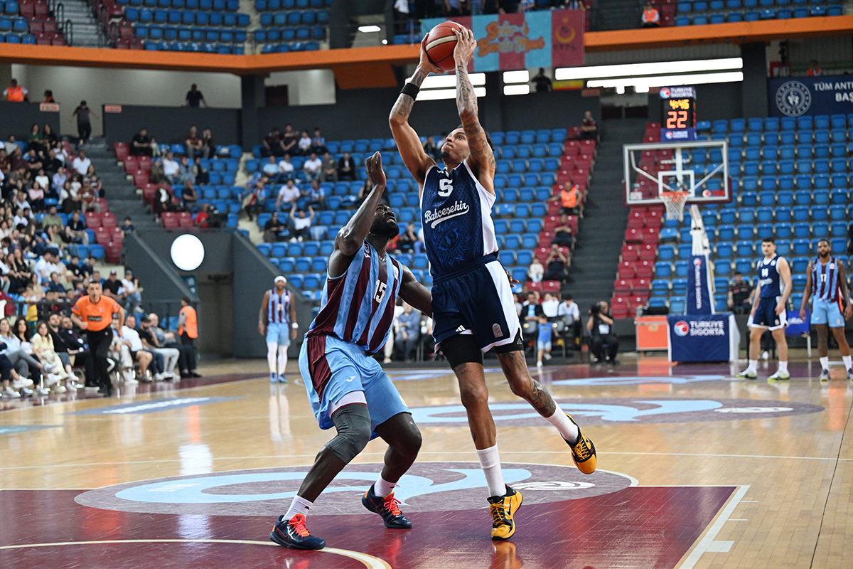 Bahçeşehir Koleji ligde yarı finale yükseldi