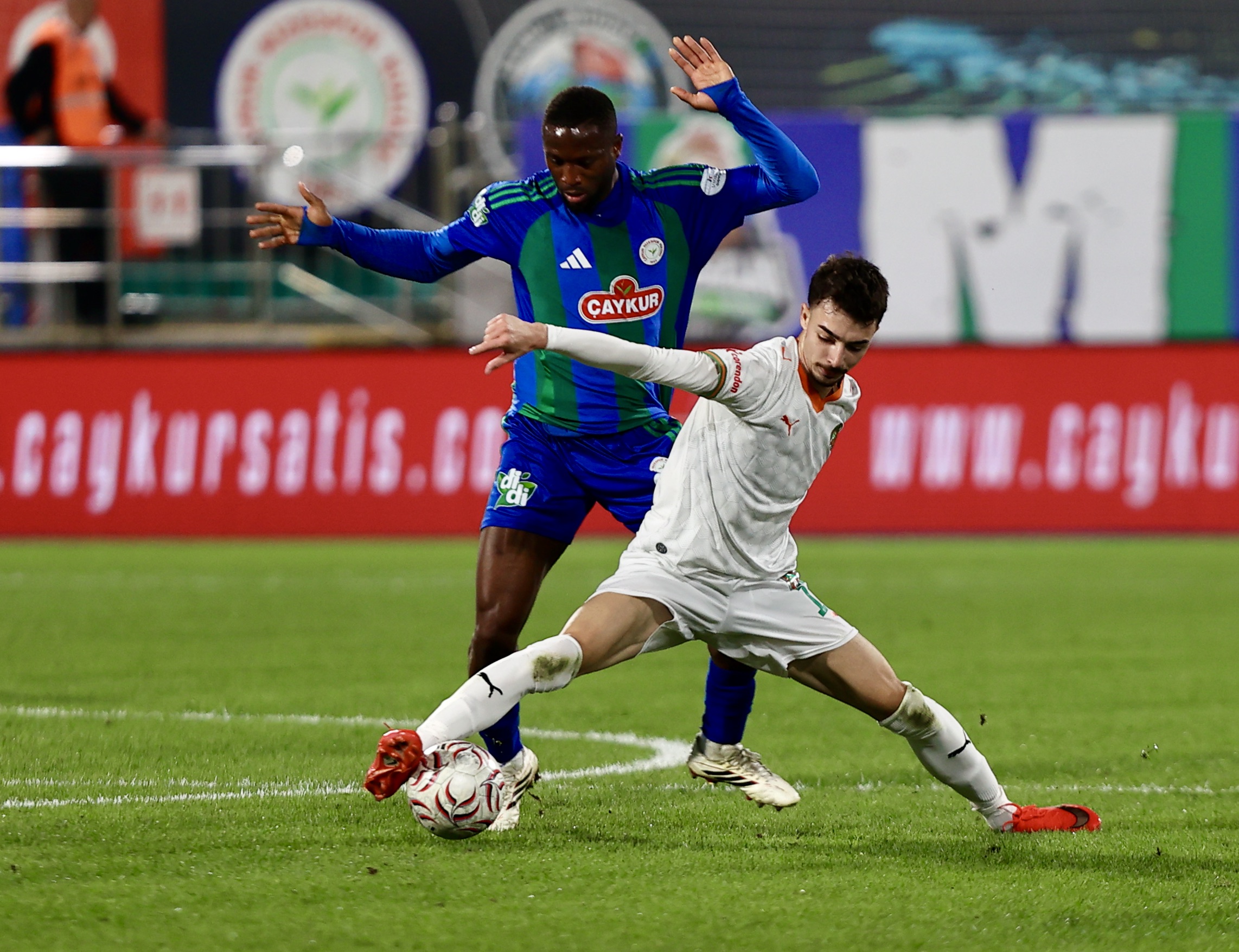 Rize'de Deplasman Lüksü: Alanyaspor'a Altın Tepside Gol Servisi!